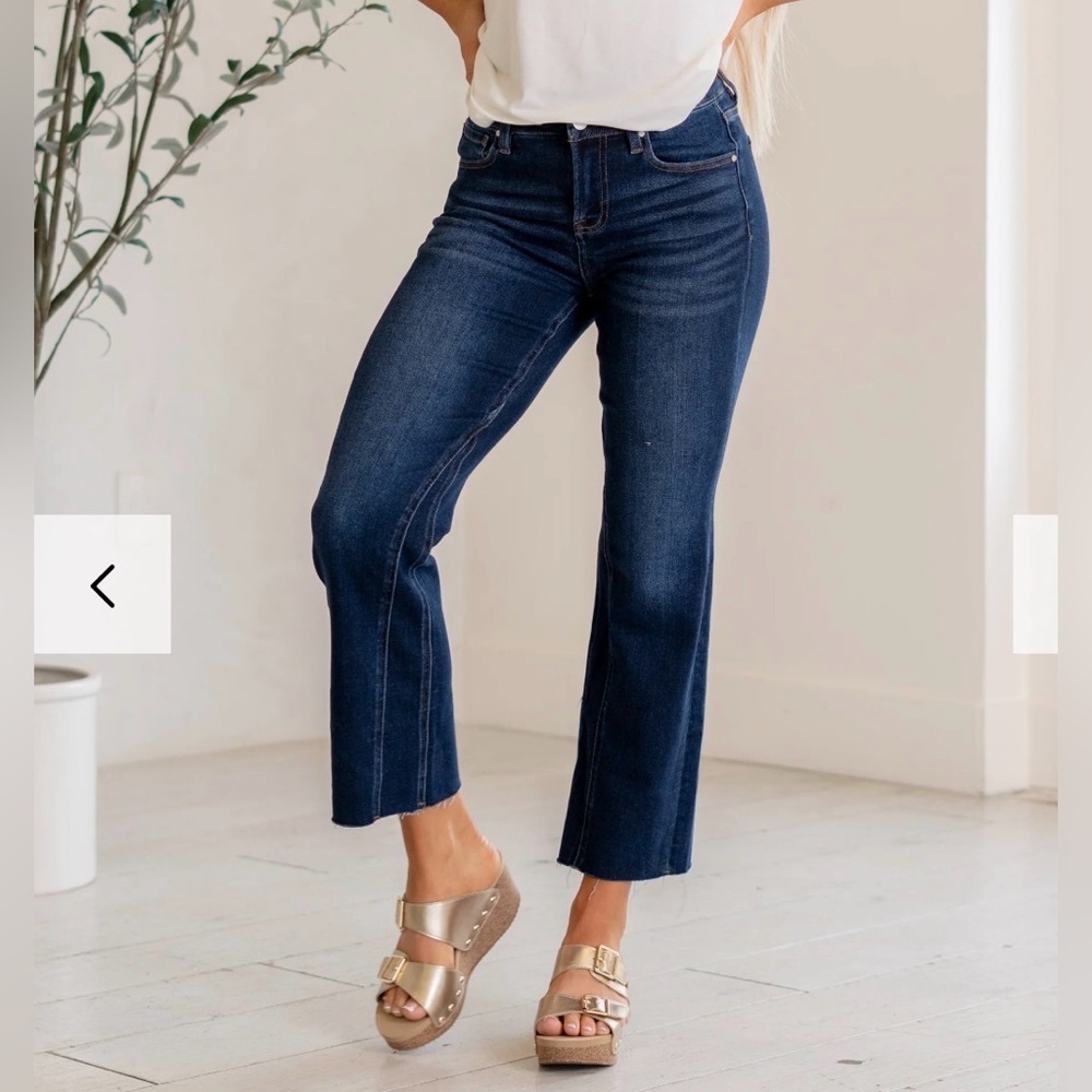 RISEN EVERMORE MID RISE ANKLE FLARE RAW HEM
SIZE 26 x24”